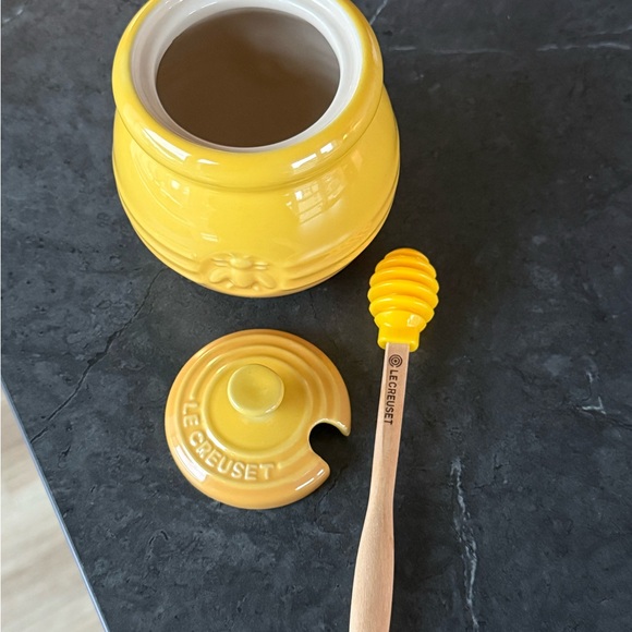 Le Creuset Dijon Yellow Honey Jar with Dipper - Picture 2 of 5
